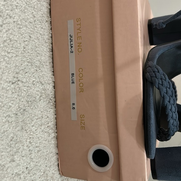 So me heels - Picture 2 of 3